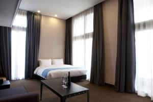 Voodi või voodid majutusasutuse S Stay Dongtan Hotel toas