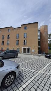 Budova, v ktorej sa apartmán nachádza + 6 fotografií