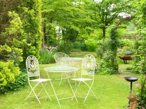 a table and four chairs in a garden at Petit Hotel & Restaurant Old Age in Hokuto