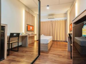 a room with a bed and a desk and a mirror at B2 Khamtieng Boutique & Budget Hotel in Chiang Mai +48 photos
