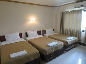 Ban HouadôngにあるChaleunehoung Hotelのベッドが2つと窓があるホテルの部屋 +165枚の写真