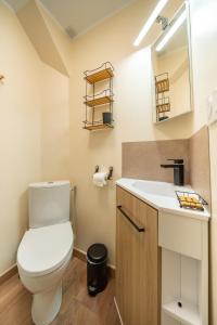 Un baño con un inodoro blanco y un lavabo. en Les cols, en Sainte-Marie-de-Cuines