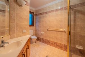 a bathroom with a sink and a shower at 6bed Macgregor Home in Brisbane +23 photos