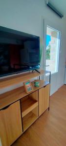 TV a/nebo společenská místnost v ubytování Le Ptit Kozhi, Appartement tout confort, Nature & Plages