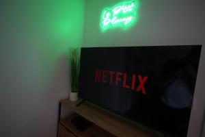TV a/nebo společenská místnost v ubytování Le Ptit Kozhi, Appartement tout confort, Nature & Plages