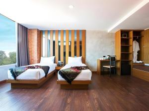 a bedroom with two beds and a desk in it at B2 Udon Thani Boutique and Budget Hotel in Udon Thani +94 photos