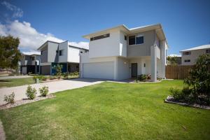 Gallery image of Petrie Beach Holiday Home in Mackay