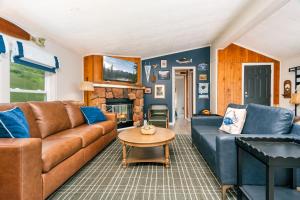 Χώρος καθιστικού στο Lakeski Lodge with direct lake and dock access!