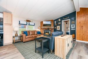Η κουζίνα ή μικρή κουζίνα στο Lakeski Lodge with direct lake and dock access!