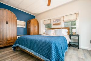 Ένα ή περισσότερα κρεβάτια σε δωμάτιο στο Lakeski Lodge with direct lake and dock access!