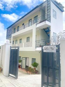 un bâtiment blanc avec une porte devant dans l'établissement LENA Home, à Đà Lạt