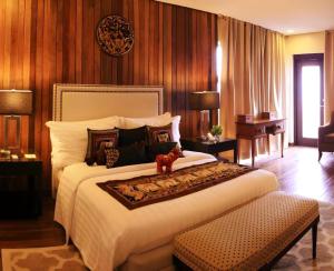 a bedroom with a large bed in a hotel room at The Oriental Luxury Suites Tagaytay in Luksuhin