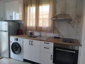 Kuchyň nebo kuchyňský kout v ubytování KELLY APARTMENTS