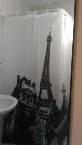 ポモリエにあるStudio Neraのエッフェル塔の写真付きバスルーム