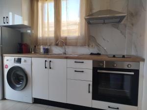 Kuchyň nebo kuchyňský kout v ubytování KELLY APARTMENTS