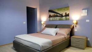 Schlafzimmer mit einem Bett mit Wandgemälde in der Unterkunft Cairoli Exclusive Rooms & Suite in Brindisi