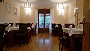 A restaurant or other place to eat at Posada Valle del Oso