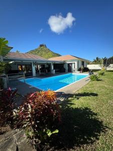 una casa con piscina en un patio en Villa TSJ LUXURY, en Tamarin