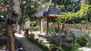 un pequeño cenador en medio de un jardín en Villa Green House, en Nusa Penida 22 fotos más