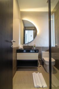 un baño con lavabo e inodoro en Casa de la Vida, en Tanah Lot 10 fotos más