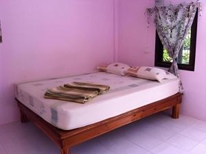 Ένα ή περισσότερα κρεβάτια σε δωμάτιο στο Roong Arun Resort