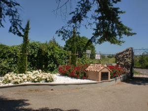 a garden with a dog house and flowers at Casina Pian Di Monetto in Montefiascone