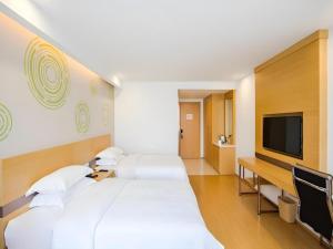 Μια τηλεόραση ή/και κέντρο ψυχαγωγίας στο GreenTree Inn Jiaxing Qixing Town Goverment