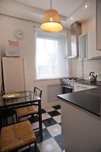 Cuisine ou kitchenette dans l'établissement Apartment on Gorkogo
