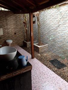 Ένα μπάνιο στο Tanshikar Spice Farm Cottages