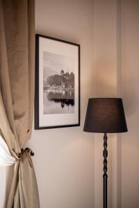 une lampe et une photo sur un mur avec une photo dans l'établissement Στούντιο δίπλα στο πανεπιστήμιο και το νοσοκομείο, à Ioannina