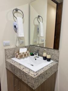 图卢姆Experience the charm of Tulum, a unique loft in Aldea Zama的浴室里有洗手池和镜子