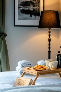 - une table avec un plateau de nourriture sur le lit dans l'établissement Στούντιο δίπλα στο πανεπιστήμιο και το νοσοκομείο, à Ioannina