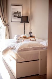 - une chambre avec un lit et une table dans l'établissement Στούντιο δίπλα στο πανεπιστήμιο και το νοσοκομείο, à Ioannina