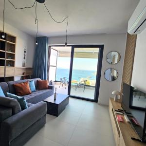 Μια τηλεόραση ή/και κέντρο ψυχαγωγίας στο Cosy Sea View Apartment