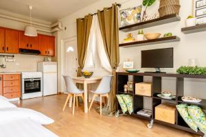 une cuisine avec une table et des chaises dans une pièce dans l'établissement Στούντιο δίπλα στο πανεπιστήμιο και το νοσοκομείο, à Ioannina