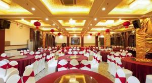 上海Argyle International Airport Hotel Shanghai的宴会厅配有红色和白色的桌椅
