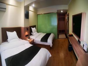 Postel nebo postele na pokoji v ubytování GreenTree Inn Xuzhou South Minzhu Road + 158 fotografií