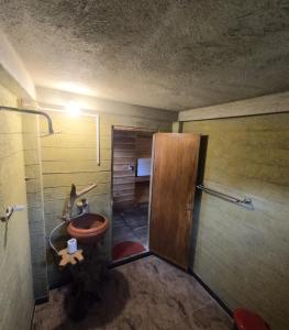 Un baño de Gisban Wood Cabana & Hostel