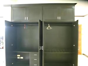 un réfrigérateur noir avec deux portes vitrées dans une pièce dans l'établissement Kamala Phuyai Resort, à Kamala Beach