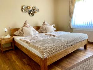 ケルベルクにあるGästezimmer Engels, Zwei Doppelzimmer, Nähe Nürburgringのベッドルーム1室(大型木製ベッド1台、枕付)