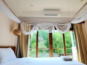 Кровать или кровати в номере Sealey Resort