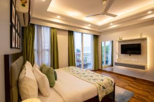Μια τηλεόραση ή/και κέντρο ψυχαγωγίας στο BedChambers Serviced Apartments, Sector 38