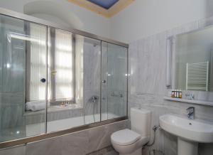 Koupelna v ubytování Hotel Archontiko Anyfanti + 24 fotografií
