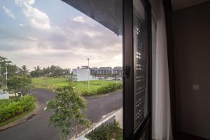 una ventana abierta con vistas a la calle en Villa Darmadi, en Tanah Lot