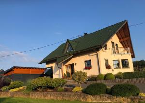 ケルベルクにあるGästezimmer Engels, Zwei Doppelzimmer, Nähe Nürburgringの緑屋根白屋