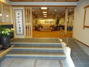 um átrio de um edifício com piso em azulejo em Unzen Iwaki Ryokan em Unzen