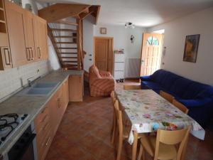 cocina con mesa y sala de estar en Casa Sassdei, en Cavedago