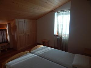 Un dormitorio con una cama grande y una ventana en Casa Sassdei, en Cavedago