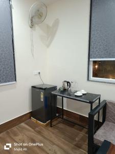 a small table in a room with a refrigerator at Rocopie Farm in Asthal Bohar