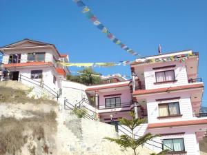 un edificio rosa sul fianco di una collina di Stupa Resort a Nagarkot